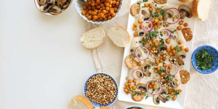 פלטת חומוס. צילום: אפרת ליכטנשטט לארח בראנץ׳ בסטייל ובלי הרבה מאמץ: פלטת הממרחים שתעשה את העבודה