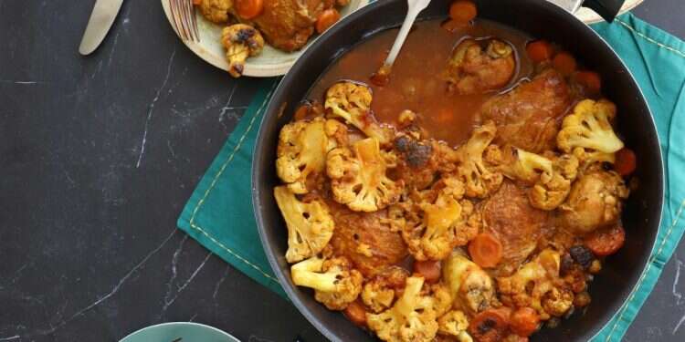 תבשיל עוף, כרובית וגזר. צילום: אפרת ליכטנשטט רגע לפני פסח, זה הזמן לבשל מתכוני עוף טעימים ומשביעים בסיר אחד