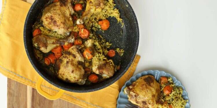 עוף ואורז בקארי, בסיר אחד. צילום: אפרת ליכטנשטט רגע לפני פסח, זה הזמן לבשל מתכוני עוף טעימים ומשביעים בסיר אחד