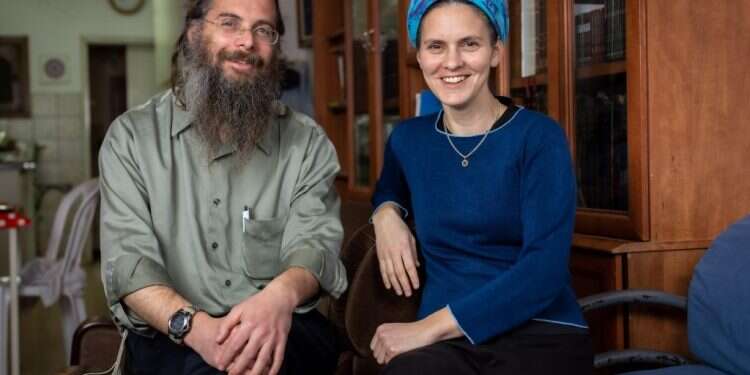 אסתר ומשה שנדוביץ. צילום: אריק סולטן מה באמת קורה כשאבא ואמא בני דודים? הזוגות שהתחתנו דווקא מרוצים