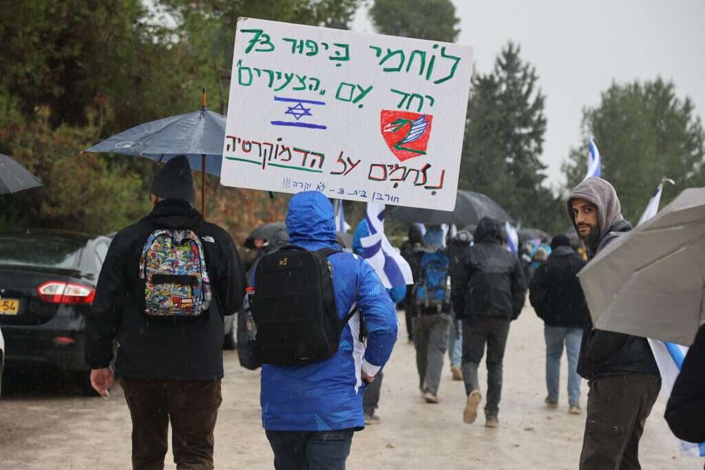כתבי ערוץ 13 ו־12 שאלו אותו שאלות רטוריות. מחאה נגד הרפורמה המשפטית בירושלים. צילום: יהונתן שאול
