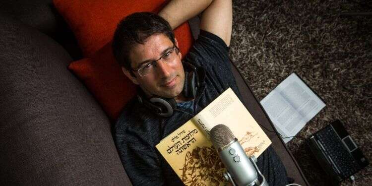 מגיש הפוסדקאסט  המגיש של "עושים היסטוריה" הופך להיות הדיקטטורה שממנה הוא חושש