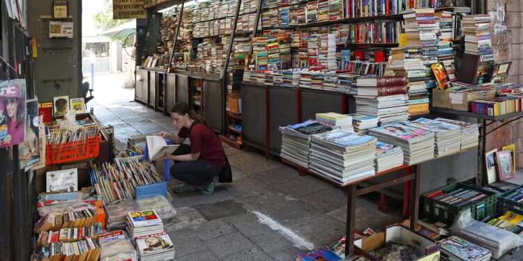 דוכן לממכר ספרים, עיתונים ומגזינים. צילום: שאטרסטוק ספרייה ספר ספרים