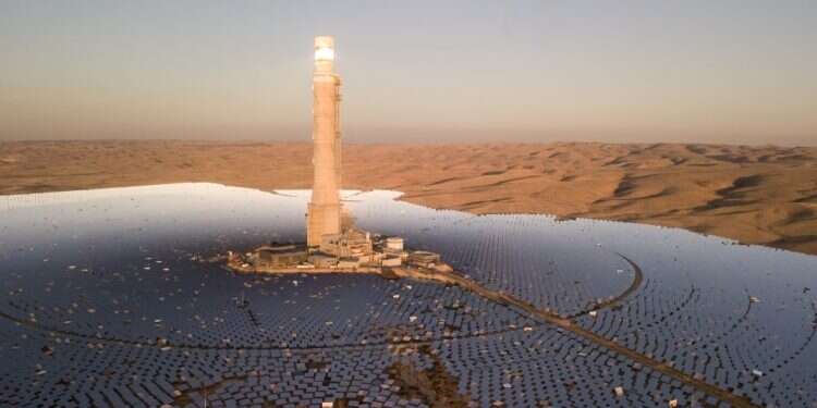 הרבה פסולת עתידית. תחנת הכוח התרמו־סולרית באשלים. צילום: שאטרסטוק צילום: שאטרסטוק
