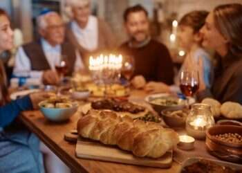 יהודים משפחה ארוחה חלה שבת