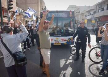 נעצרה חשודה בתקיפת שוטרת וכביש 1 נחסם. בן גביר: "לא נאפשר מרי אזרחי"