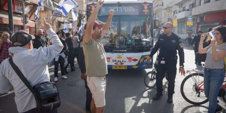 נעצרה חשודה בתקיפת שוטרת וכביש 1 נחסם. בן גביר: "לא נאפשר מרי אזרחי"