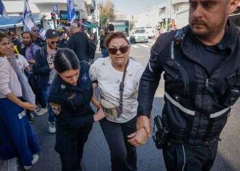 נעצרה חשודה בתקיפת שוטרת וכביש 1 נחסם. בן גביר: "לא נאפשר מרי אזרחי"