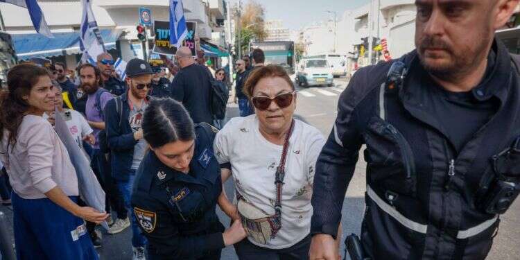 חסימת כבישים. צילום: אריק מרמור/פלאש 90 נעצרה חשודה בתקיפת שוטרת וכביש 1 נחסם. בן גביר: "לא נאפשר מרי אזרחי"