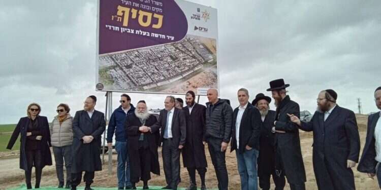 השר גולדקנופף סמוך לשלט על הקמת כסיף שהוצב השבוע. צילום: חברת ערים הצלחתה של כסיף תוכל להיות פתרון עבור שני אתגרים גדולים