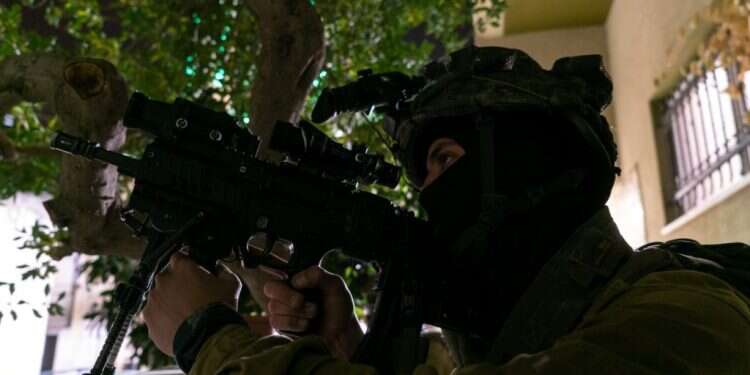 צפו בתיעוד: כוחות הביטחון עצרו שמונה מבוקשים ברחבי יהודה ושומרון