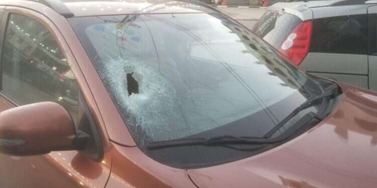 מכונית המתיישבים לאחר התקיפה מתיישבים הותקפו בחווארה – ונעצרו באלימות על ידי כוחות הביטחון