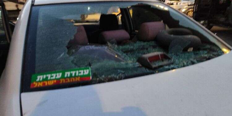 מכונית המתיישבים לאחר התקיפה  מתיישבים הותקפו בחווארה – ונעצרו באלימות על ידי כוחות הביטחון