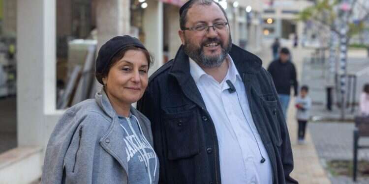 רפאל ושושנה. צילום: יוסי אלוני "חשבו שיהיה פה זול יותר, אבל מחלקת הרווחה כאן מפוצצת במקרים"