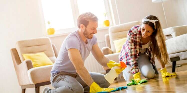 ניקיונות לפסח. צילום: שאטרסטוק לנקות את הזוגיות לפסח: איך להשתחרר ממשקעי עבר בתוך קשר?