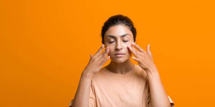 איך למצק את העור בלי להתרושש? זה הזמן לנסות פייס יוגה ועיסוי פנים