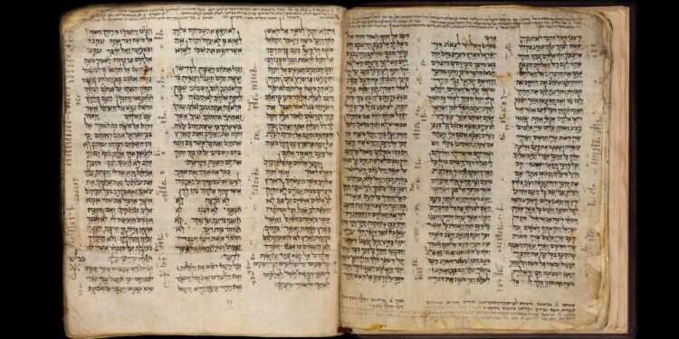 תצוגה ייחודית: התנ"ך הקדום שנכתב על עורות של כ-200 כבשים