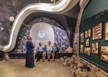 סיור במערת המכפלה. צילום: צבי הנרי כהן