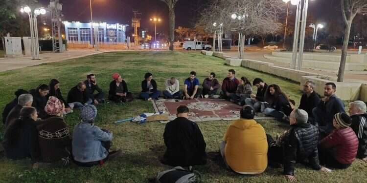 מעגל שיח לצד ההפגנה בבאר שבע "אם ההידברות לא תבוא מהפוליטיקאים, אולי היא תגיע מלמטה"