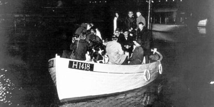 יהודים מפליגים בסירה מדנמרק לשוודיה במסגרת מבצע ההצלה, 1943 צילום: איי.אף.פי
