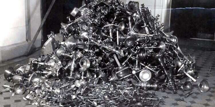 תשמישי קדושה שנגזלו מבתי כנסת ובתים יהודיים על ידי הנאצים והתגלו לאחר המלחמה על ידי כוחות בעלות הברית. צילום: באדיבות ארכיון יד ושם