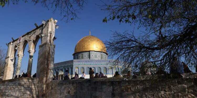 הר הבית. צילום: EPA הדיון על מקום המקדש: המסורת צודקת ולא המחקר החדש