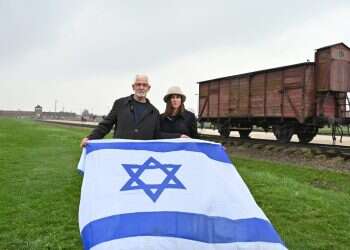 חיים טייב ואשתו באושוויץ. צילום: יוסי זליגר לראשונה במצעד החיים: משואה לזכר נספי טוניסיה