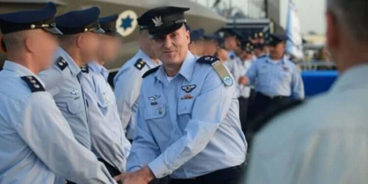 האלוף תומר בר עם כניסתו לתפקיד מפקד חיל האוויר. צילום:דו מדיניות ההכלה נפסקה: מפקד חיל האוויר משנה גישה כלפי הסרבנים