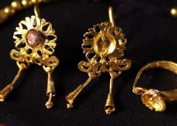 עגילי זהב עתיקים. צילום: אמיל אלג'ם, רשות העתיקות יוצגו לציבור לראשונה: תכשיטי הזהב שהמתינו 1800 שנה במערת קבורה בירושלים