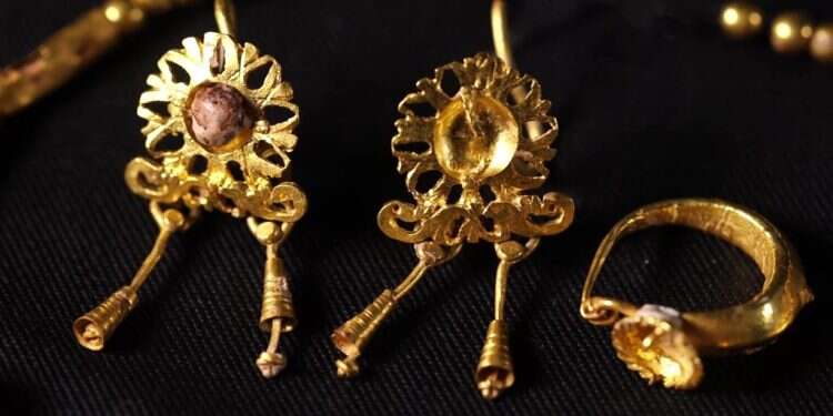 עגילי זהב עתיקים. צילום: אמיל אלג'ם, רשות העתיקות יוצגו לציבור לראשונה: תכשיטי הזהב שהמתינו 1800 שנה במערת קבורה בירושלים