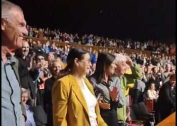 כמו אדמו"ר: התשואות לאסתר חיות לא היו קורות בהופעה של אייל גולן