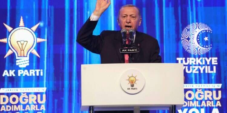 ארדואן בנאום בעצרת בחירות בתחילת החודש צילום: AFP אי ודאות סביב מצבו של ארדואן, לאחר ריאיון שהופסק על רקע רפואי