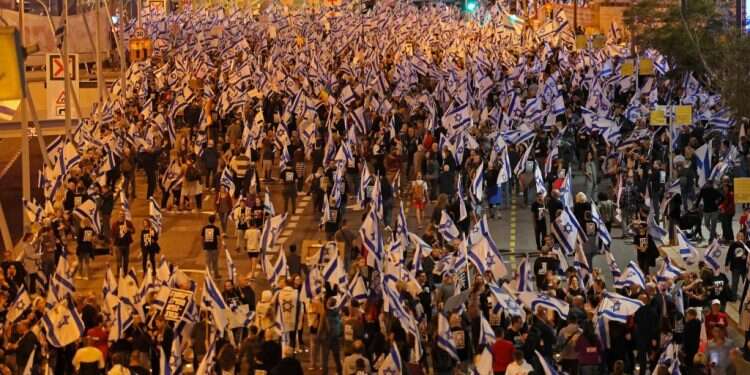 מוחים נגד הרפורמה המשפטית בתל אביב. צילום: AFP יהדות חיובית: כיצד להעניק למדינתנו צביון יהודי מוסכם