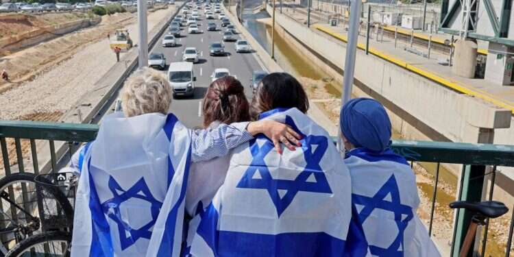 אזרחים עומדים בצפירה. צילום: ג'ק גואז/AFP