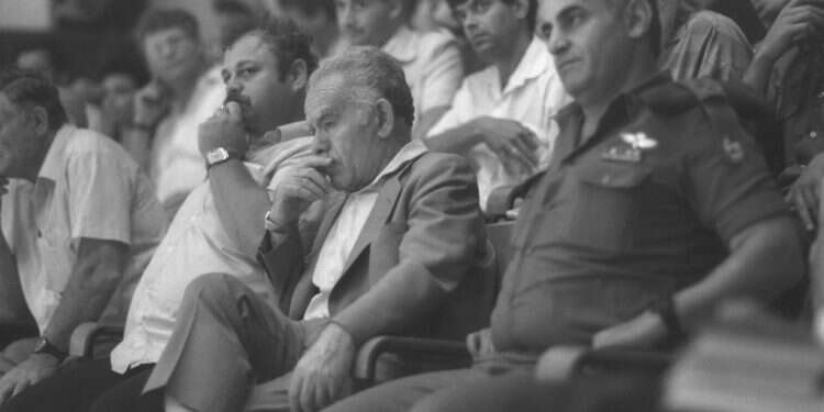 יצחק שמיר במרכז התמונה. צילום: מגי אילון, לע כמנהיג איתן ומחושב, יצחק שמיר ידע ש"הערבים אותם ערבים"