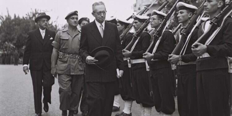 טקס השבעת נשיא המדינה יצחק בן־צבי בכנסת, 1952. צילום: טדי בראונר, לע