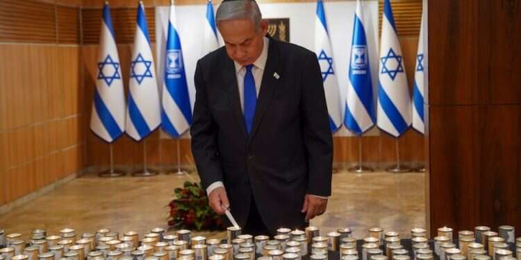 ראש הממשלה בנימין נתניהו מדליק נר זיכרון לרגל יום הזיכרון לשואה ולגבורה בכנסת. צילום: נועם מושקוביץ/דוברות הכנסת נתניהו הקריא שיר שכתב חמיו בטקס יום השואה בכנסת