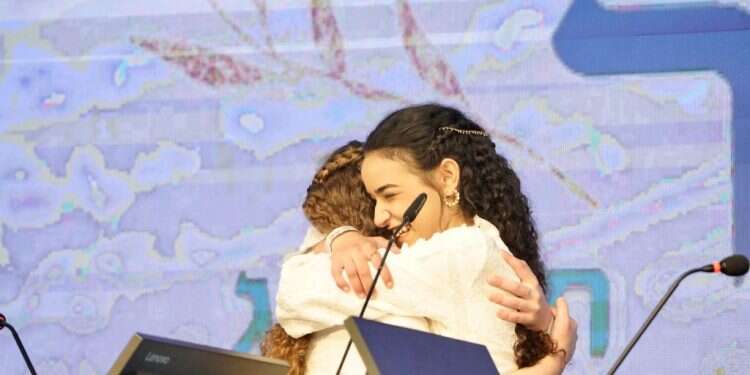 רגע הזכייה של אמונה כהן, אחרי מאבק צמוד עם סגניתה נטע לקס. צילום מסך "לא מכונות ששולפות תשובות": כלת חידון התנ"ך וסגניתה בראיון משותף