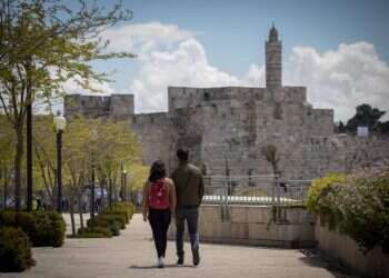 ההתלבטות אם להמשיך לצאת עם ימנית או לחתוך גרמה לו להרגיש ביחד, אבל לבד