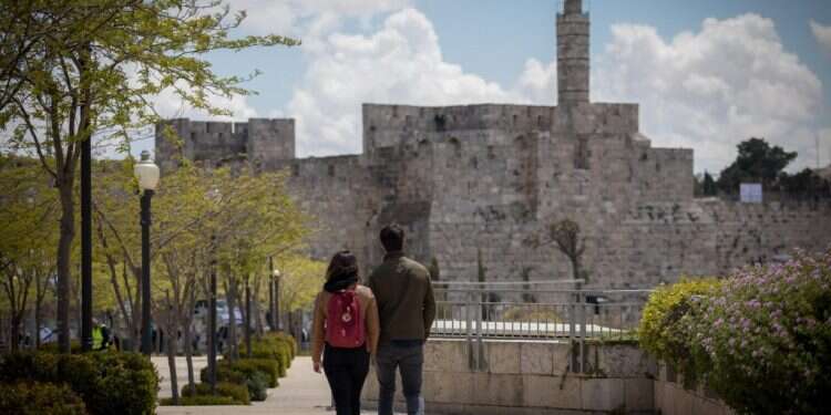 זוג בדייט. אילוסטרציה. צילום: יונתן זינדל/פלאש90 ההתלבטות אם להמשיך לצאת עם ימנית או לחתוך גרמה לו להרגיש ביחד, אבל לבד