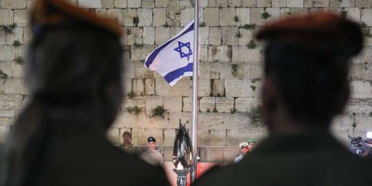 טקס יום הזיכרון ברחבת הכותל. צילום: נועם ריבקין פנטון, פלאש 90 הרמטכ"ל הרצי הלוי: "בעת הזו נשמעת שוב שבועתנו לנופלים, יהי קורבנכם ראוי"