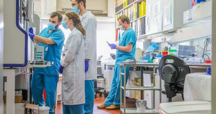 מחלקת הקורונה בבית החולים רמב "פורצת דרך בתחומה": חתאם חוסיין תשיא משואה, ומאמינה שאנחנו חזקים מהכל