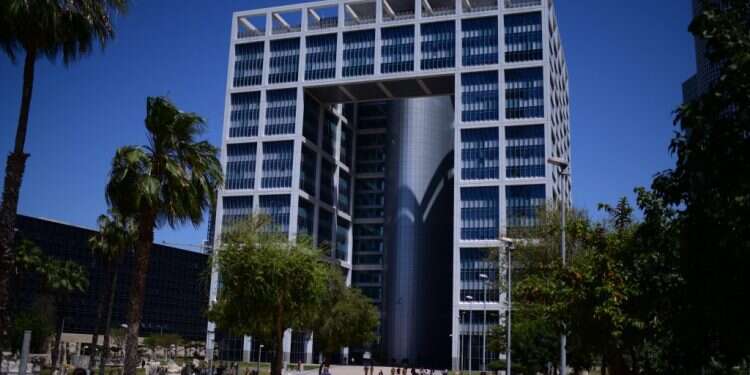 בניין משרד הביטחון בקריה בתל אביב. צילום: תומר נויברג, פלאש 90 מאחורי תרבות ההסתרה והיח"צ: צה"ל ומערכת הביטחון נמצאים בשפל היסטורי