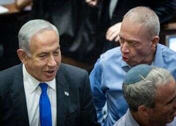 "חייבים להחזיר את החטופים. במיוחד אתה ואני, ראש הממשלה ושר הביטחון בזמן ה-7 באוקטובר". נתניהו וגלנט בכנסת. צילום: יונתן זינדל, פלאש 90