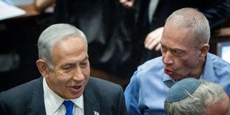 "חייבים להחזיר את החטופים. במיוחד אתה ואני, ראש הממשלה ושר הביטחון בזמן ה-7 באוקטובר". נתניהו וגלנט בכנסת. צילום: יונתן זינדל, פלאש 90