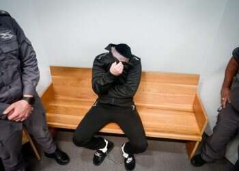 מזרחי בעת מעצרו. צילום: אבשלום ששוני/פלאש90 החלטה תקדימית בשב"ס: מואשם ברצח צפה בלידת בתו דרך הזום