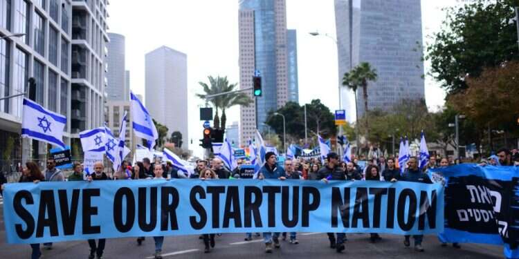 המחאה הציגה סטארט-אפ חדש: ההון נגד השלטון