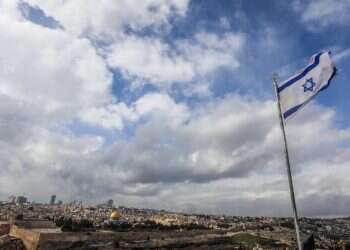 דגל ישראל מונף בהר הזיתים, צופה על הר הבית. צילום: Jamal Awad/Flash90 להניף ולא לטעות: דגל ישראל הוא לא סמל המחאה
