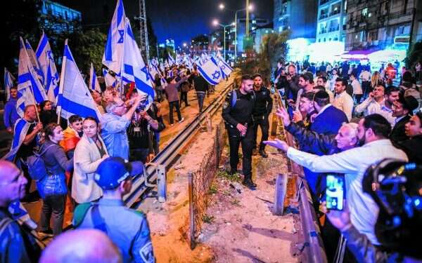 הפגנה בבני ברק. צילום: אבשלום ששוני, פלאש 90 המחנות בישראל נאבקים על ערכיהם, אבל לקו בשנאה תהומית בדרך לשם