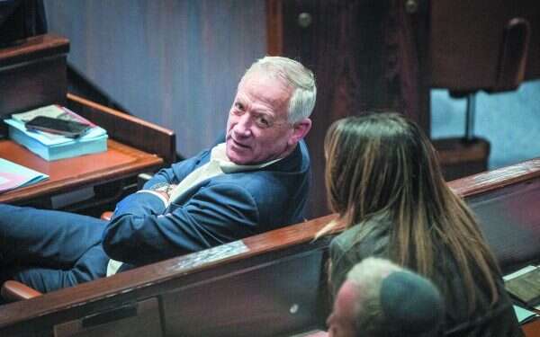 גנץ במליאת הכנסת. צילום: יונתן זינדל, פלאש 90 האיש המושמץ ביותר בשמאל הפך לאיש הפופולרי ביותר בשמאל